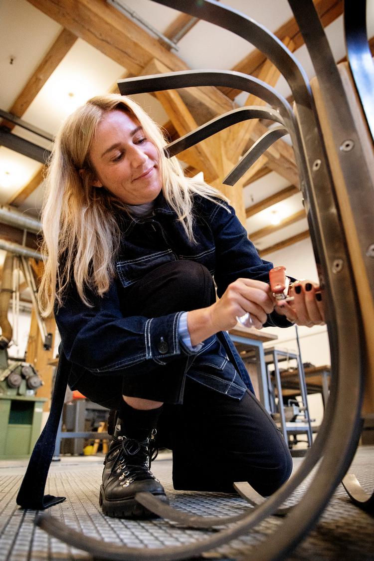 Maria Bruuns seneste projekt er en serie sofaborde, hvor benene står som en stor roset under bordpladen, der skal udføres i valnøddetræ. 
   Foto: Finn Frandsen/POLFOTO