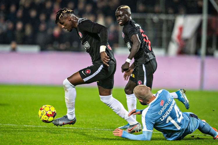 Her forsøger FC Midtjyllands Sory Kaba og Awer Mabil at komme frem til en chance foran Randers-målet mandag aften i Herning. På græsset ligger Frederik Lauenberg.   Foto: Jens Nørgaard Larsen/Ritzau Scanpix