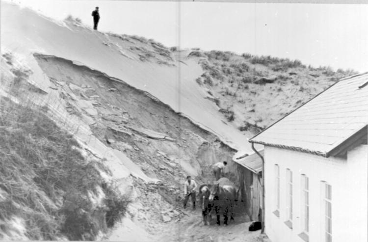 I 1955 gravede man bygningerne mod vest fri - i 1957 støbte man en støttemur et stykke vest for gasværksbygningen for at kunne friholde bygningen for sand. Foto: Ukendt/Historisk Arkiv Hjørring