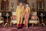 På dette billede offentliggjort af det thailandske hof ses kong Maha Vajiralongkorn sammen med sin nu tidligere ledsagerske. Foto: Handout/Ritzau Scanpix