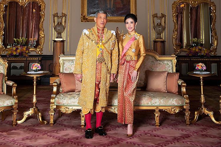 På dette billede offentliggjort af det thailandske hof ses kong Maha Vajiralongkorn sammen med sin nu tidligere ledsagerske. Foto: Handout/Ritzau Scanpix