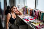 Maja Malou Lyse bor i en etværelses lejlighed, der rummer både skandinavisk møbeldesign og dildoer. En bramfri indretning, kalder hun selv lejligheden.


   Foto: Jens Hartmann Schmidt/POLFOTO