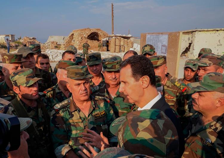 Syriens præsident, Bashar al-Assad, besøger sine tropper i Idlib i det nordvestlige Syrien. Foto: -/Ritzau Scanpix