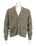 Nogle vil måske mene, at det mest interessante er, at Cobain-cardiganen ikke er blevet vasket, siden Nirvana-forsangeren havde den på. Foto: Julien's Auctions/Splash/Ritzau Scanpix