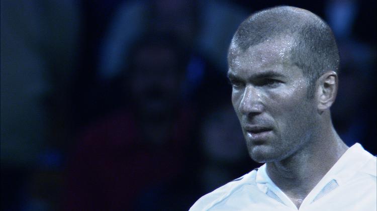 Et klip fra Douglas Gordons og Philippe Parrenos film 'Zidane: A 21st Century Portrait' fra 2006. I filmen følger man den franske midtbanespiller i kamp gennem synkroniserede optagelser fra sytten forskellige kameraer. Og man kommer indimellem tæt på, som her. Foto: Douglas Gordon/Zidane: A 21st Century Portrait