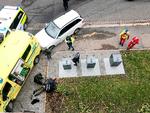 På billedet anholder politiet gerningsmanden, efter han stjal en ambulance og påkørte folk i Oslo.  Foto: Cathrine Hellesoy/Ritzau Scanpix