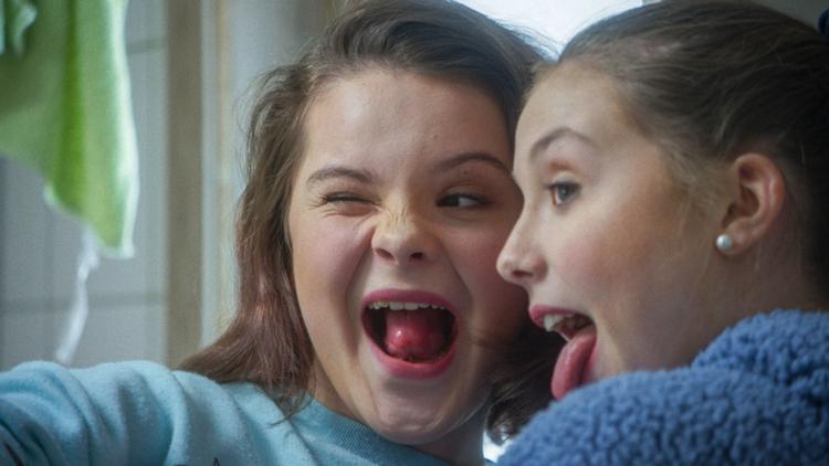 14-årige Ada leger med at tage selfies med sine veninde. Men en dag deler hun nøgenbilleder af sig selv med en fyr hun har mødt på nettet. Det skulle hun aldrig have gjort. 