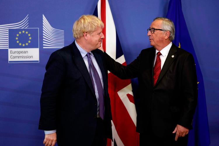Der var kindklap til Boris Johnson, da han gik med på en skilsmisseaftale, senere kom de hårde ord fra formand Juncker-(Photo by Kenzo TRIBOUILLARD / AFP) Foto: Kenzo Tribouillard/Ritzau Scanpix