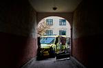 Den kaprede ambulance blev stoppet af politiet i Oslo efter de punkterede hjulene med skud og flere politibiler pressede gerningsmanden op af en bygning Foto: Stian Lysberg Solum/Ritzau Scanpix