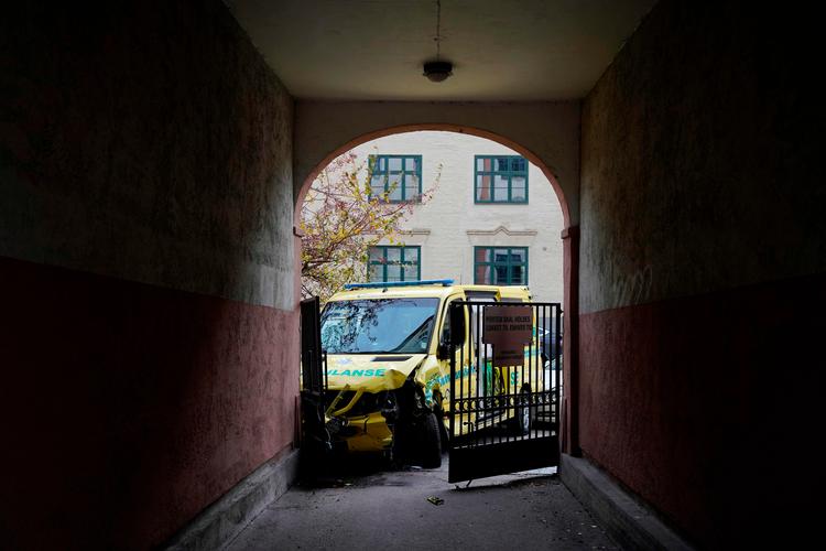 Den kaprede ambulance blev stoppet af politiet i Oslo efter de punkterede hjulene med skud og flere politibiler pressede gerningsmanden op af en bygning Foto: Stian Lysberg Solum/Ritzau Scanpix