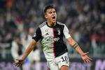 To hug med venstrebenet fra Paulo Dybala sikrede Juventus en 2-1-sejr i Champions League.  Foto: Massimo Pinca/Ritzau Scanpix