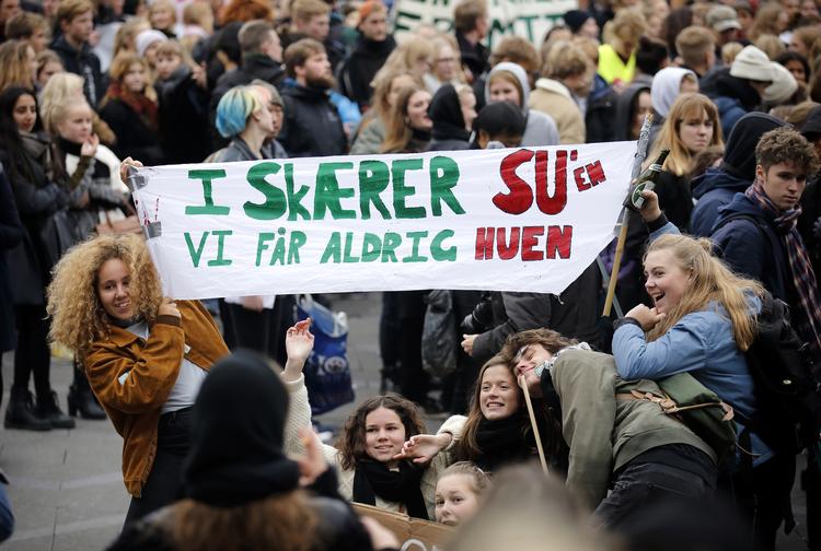 De unge er ofte gået på gaden, når politikerne har varslet nedskæringer i SU'en. Billedet er fra en demonstration på Rådhuspladsen i København i 2016.
   Foto: Jens Dresling/POLFOTO