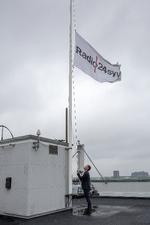 Radio24syv får at vide at radioen lukker.  Mikael Bertelsen hejser flaget på halvt. Foto: Peter Hove Olesen.  Foto: Peter Hove Olesen/POLFOTO