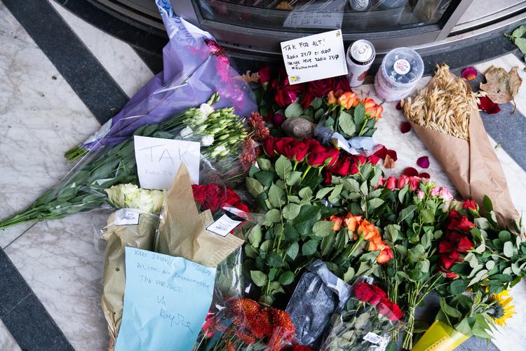 Radio24syv må lukke og slukke, og mange lyttere har lagt blomster uden for kanalens hovedkvarter. Foto: Andreas Merrald/POLFOTO