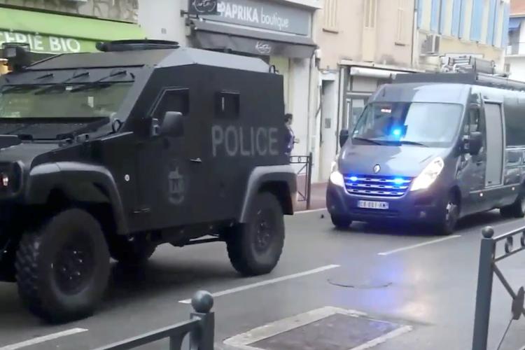 Politiet ankommer til museet i Saint-Raphaël. Foto: Video Obtained By Reuters/Ritzau Scanpix