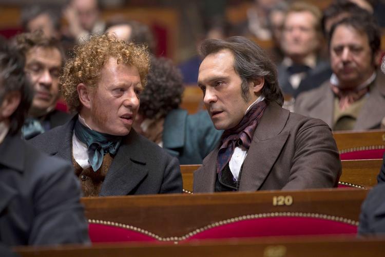 Victor Hugo (th.) spilles af Yannick Choirat. Foto: BETA Film GmbH & Co.