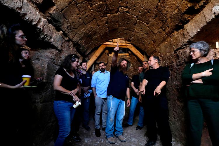 Arkæolog Binyamin Storchan viser den oldgamle kirke i den israelske by Bet Shemesh frem. Foto: Menahem Kahana/Ritzau Scanpix
