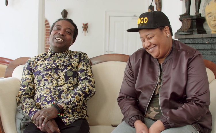 Job og Mariah udviser en sjælden og udansk optimisme, uanset hvor galt det egentlig står til. Foto: DR