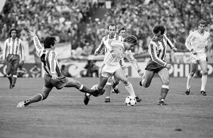 
Alexander Zavarov (midten) var en af profilerne på det Dinamo Kijev-hold, der i 1986 vandt den europæiske turnering for pokalvindere, Cup Winners Cup, med en finalesejr på 3-0 over Atlético Madrid. På sidelinjen stod trænerikonet Valerij Lobanovskij. Foto: Lionel Cironneau/Ritzau Scanpix