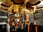 I en kvantecomputer, hvor temperaturen er lige så kold som i det ydre rum, er det lykkedes ingeniører at lave en udregning, som giver verdens supercomputere baghjul. Det er et stort skridt på vejen til ar realisere drømmen om universelle kvantecomputere, der kan regne på komplekse problemstillinger. Foto: Google