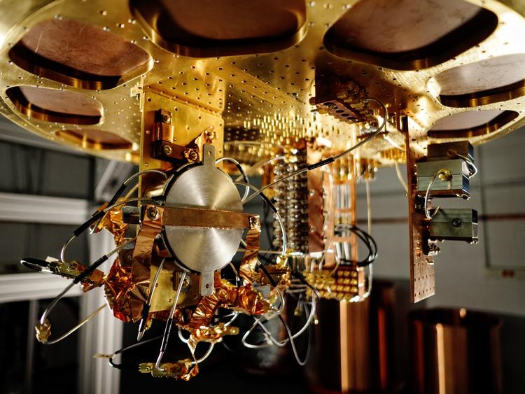 I en kvantecomputer, hvor temperaturen er lige så kold som i det ydre rum, er det lykkedes ingeniører at lave en udregning, som giver verdens supercomputere baghjul. Det er et stort skridt på vejen til ar realisere drømmen om universelle kvantecomputere, der kan regne på komplekse problemstillinger. Foto: Google