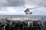 Fra boreplatformene i Nordsøen er der udvundet så meget olie og gas, at Danmark er gået fra at være et land, der levede på olieprisens nåde, til energiuafhængigt. 
Her lander en helikopter på en platform i det danske oliefelt Siri. Foto: Kåre Viemose/POLFOTO