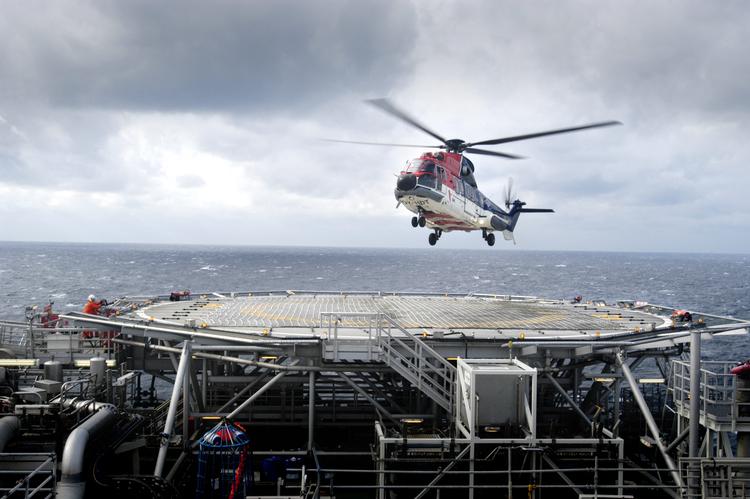 Fra boreplatformene i Nordsøen er der udvundet så meget olie og gas, at Danmark er gået fra at være et land, der levede på olieprisens nåde, til energiuafhængigt. 
Her lander en helikopter på en platform i det danske oliefelt Siri. Foto: Kåre Viemose/POLFOTO