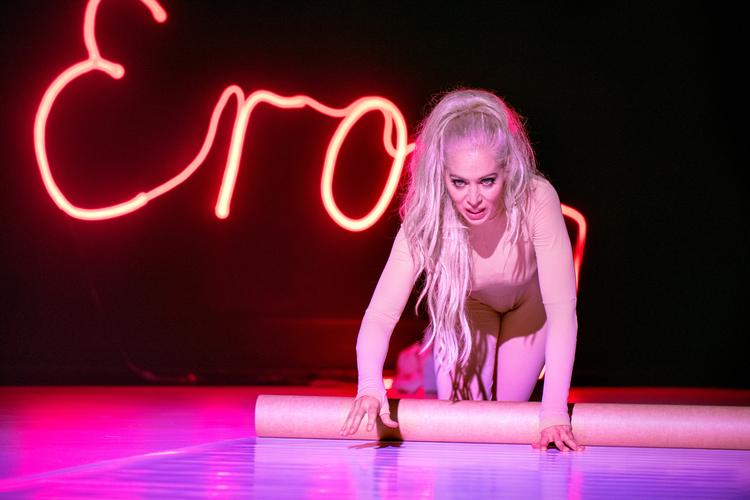 Helt bogstaveligt bøjer Jeanette Albecks Brøgger-figur 'EROS' i neon, fuld af liderlig livslyst og aldeles uforfærdet.  Foto: Sara Galbiati