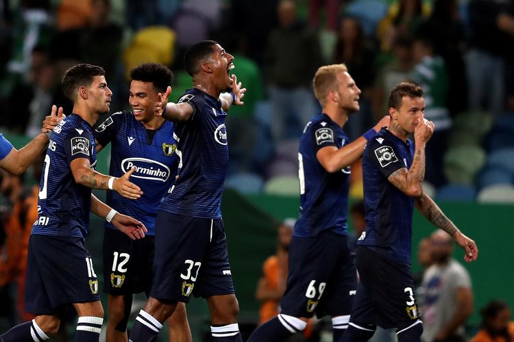 Spillere fra portugisiske FC Familicão fejrer en scoring mod Sporting CP fra Lissabon under sejren i Primeira Liga i slutningen af september. Oprykkerne har sat sig i respekt fra start. Foto: Pedro Fiuza/Ritzau Scanpix