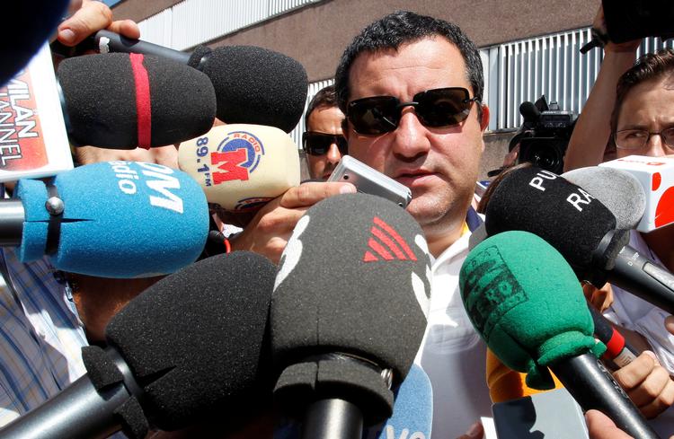 Mino Raiola er en af verdens mest berømte og berygtede agenter. Han skaffer sine klienter gode aftaler, men tager sig enormt godt betalt.
   Foto: Albert Gea/Ritzau Scanpix