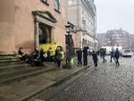 Ambulancen ankommer til Københavns Byret. Britta Nielsen fik det dårligt, netop som sagen blev genoptaget efter en frokostpause.  Foto: Kristian Corfixen