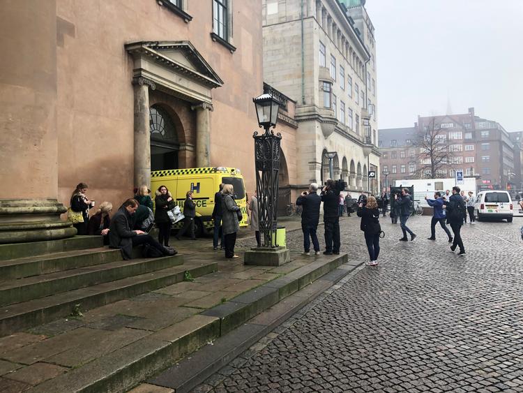 Ambulancen ankommer til Københavns Byret. Britta Nielsen fik det dårligt, netop som sagen blev genoptaget efter en frokostpause.  Foto: Kristian Corfixen