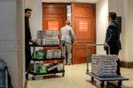 Der blev bestilt pizza til de sultne republikanere, der indtog en lukket høring.    Foto: Alex Wroblewski/Ritzau Scanpix