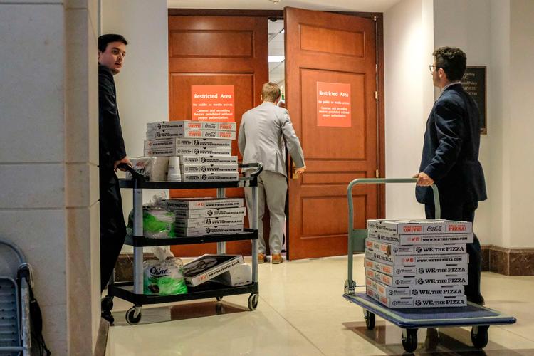 Der blev bestilt pizza til de sultne republikanere, der indtog en lukket høring.    Foto: Alex Wroblewski/Ritzau Scanpix
