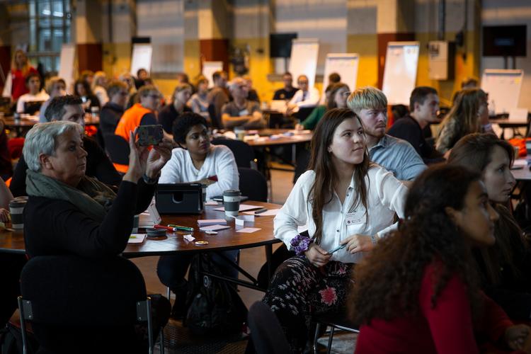 Gymnasieelever og DSB-ansatte brainstormede ved bordene. Her gymnasieeleven Astrid Kidon (th.) og personaleleder i DSB Lykke Penduro Hess (tv.). Foto: Nima Taheri/POLFOTO