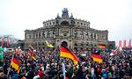 Mens højrenationale kræfter som den anti-islamistiske bevægelse Pegida - som her demonstrerer i Dresden januar 2015 - og partiet Alternative für Deutschland har stor tilslutning i det gamle Øst, tager man mere afstand fra bevægelserne i det gamle Vest. Men det skal man passe på med, advarer Daniela Krien. 
 Foto: Hannibal Hanschke/Ritzau Scanpix