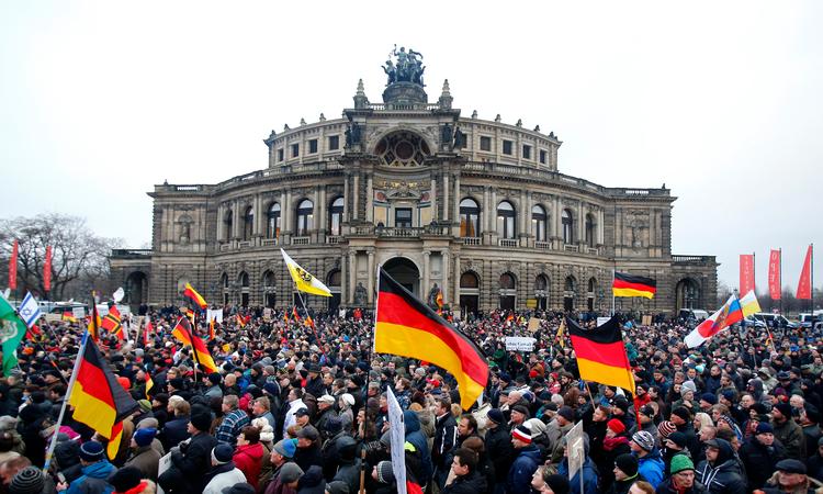 Mens højrenationale kræfter som den anti-islamistiske bevægelse Pegida - som her demonstrerer i Dresden januar 2015 - og partiet Alternative für Deutschland har stor tilslutning i det gamle Øst, tager man mere afstand fra bevægelserne i det gamle Vest. Men det skal man passe på med, advarer Daniela Krien. 
 Foto: Hannibal Hanschke/Ritzau Scanpix