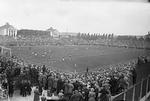 Så er der fodbold i Idrætsparken. Billedet siges at være 1922 eller 23, bowleren er ikke højeste mode, andre hattetyper har også vundet indpas. Men hat har fodboldtilskueren på - dengang på Danmarks nationalstadion. Foto: Holger Damgaard/POLFOTO