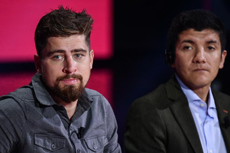 Den slovakiske verdensstjerne Peter Sagan (tv) og vinderen af denne sæsons Giro d'Italia ecuadorianeren Richard Carapaz følger intenst med i præsentationen af næste års rute for den italienske rundtur. Foto: Marco Bertorello/Ritzau Scanpix