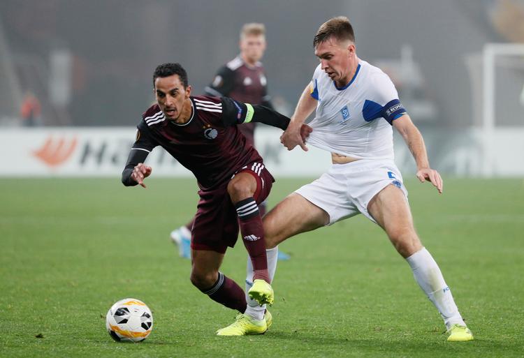 Som effektiv boldstøvsuger midt på banen var Carlos Zeca endnu en gang en af FC Københavns bedste mod Dinamo Kijev og Serhiy Sydorchuk (th.).
  Foto: Gleb Garanich/Ritzau Scanpix