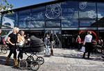 Lige nu er der parkeringspladser rundt om Torvehallerne, men på mandag skal Borgerrepræsentationen tage stilling til, om de skal erstattes af grønne byrum.  Foto: Jens Dresling/POLFOTO