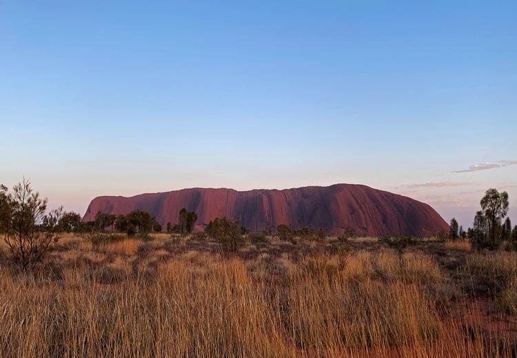 Uluru, tidligere kendt som Ayers Rock vil fremover kun kunne ses fra afstand. Det bliverforbudt at bestige den.  Foto: Stefica Bikes/Ritzau Scanpix