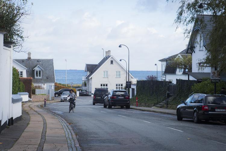 Det er på Strandvejen i Nordsjælland, at to pelse blev stjålet af en person, der ligner Hollywood-skuespilleren Ben Kingsley. Arkivfoto. Foto: Jonas Olufson/POLFOTO