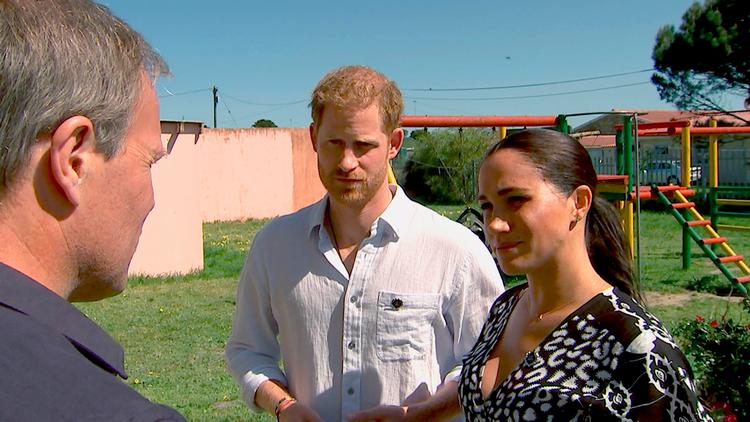 Prins Harry og Meghan i Sydafrika, hvor de åbent og ærligt fortæller journalisten Tom Bradby om deres forhold til blandt andet pressen. Foto: TV 2