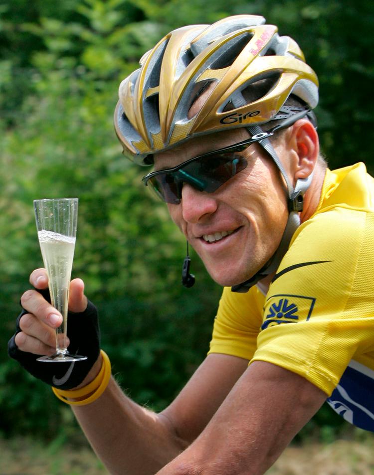   Lance Armstrong var cykelrytter i en tid, hvor en overvejende stor del af feltet brugte dopingstoffer som epo, testosteron, kortison og bloddopede sig. I feltet var Armstrong en tyran, der satte dagsordenen og satte opportunister på plads, hvis de ikke lige passede ind i hans planer.     Foto: Stefano Rellandini/Ritzau Scanpix