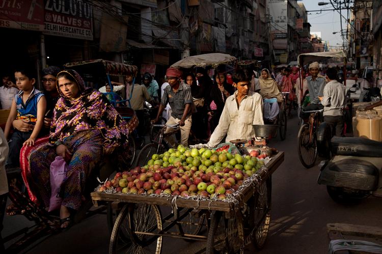 I Delhi i Indien kommer der hver time mere end 100 nye indbyggere i timen. Midt i 2020'erne forventes Delhi at overhale Tokyo som verdens største by.
   Foto: Bernat Armangue/Ritzau Scanpix