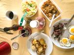 Efter 24 års samliv har skribenten fået ind på rygmarven, at måltider skal serveres som små skåle, så intet er blandet sammen.  Foto: Per Munch