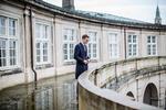 Alex Vanopslagh skuer ud over ridebanen fra den fjerne del af Christiansborg, hvor han har sit kontor.  
   Foto: Ditte Valente