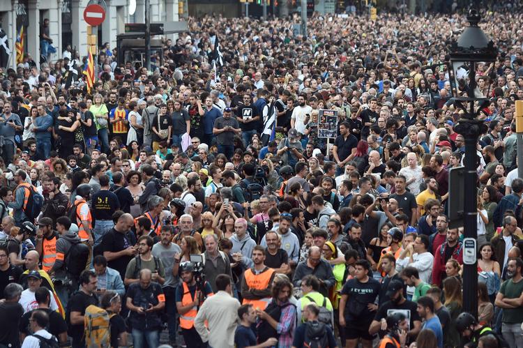 Vi er vidne til en bølge af protestbevægelser, siger professor på Københavns Universitet Jacob Gerner Hariri. På billedet ses demonstranter i Barcelona.
   Arkivfoto: Josep Lago