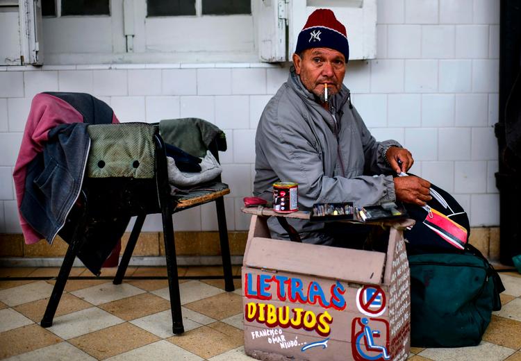Mere end en tredjedel af landets befolkning betragtes nu som fattige. Ved årets udgang vil det tal stige til 38 procent. Her en af de hårdt ramte argentinere, Francisco Niubo. Foto: Ronaldo Schemidt/Ritzau Scanpix